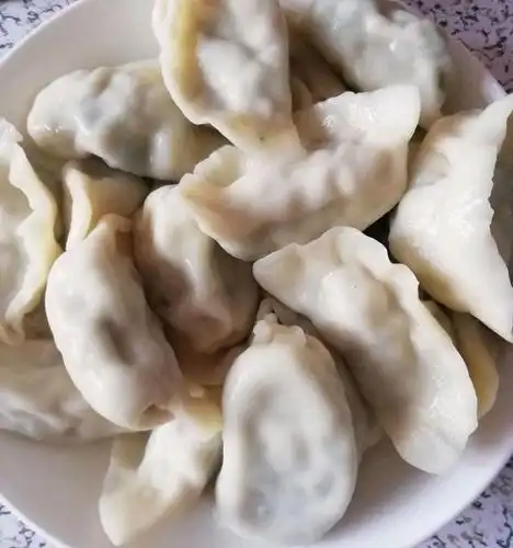 简单好吃的家庭版芹菜辣椒鸡蛋饺子