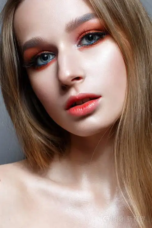 一个长头发的年轻女孩和明亮的创造性化妆.