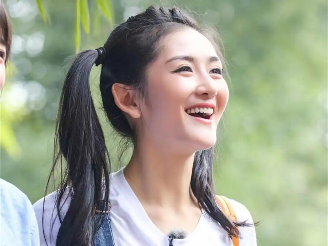 谢娜晒照片,细心网友发现她胖了,孕味十足的准妈妈!