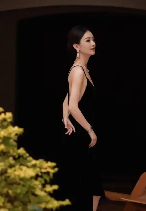 赵丽颖白玉兰红地毯丝绒黑裙秀出她美丽的背影_珠宝_裙子_黑色