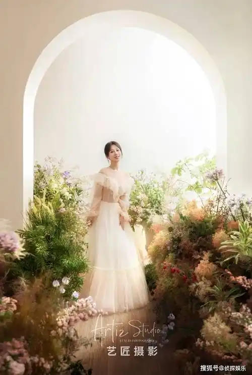 杨紫520婚纱大片,置身花丛演绎人比花娇,天鹅颈直角肩养眼十足_好身材