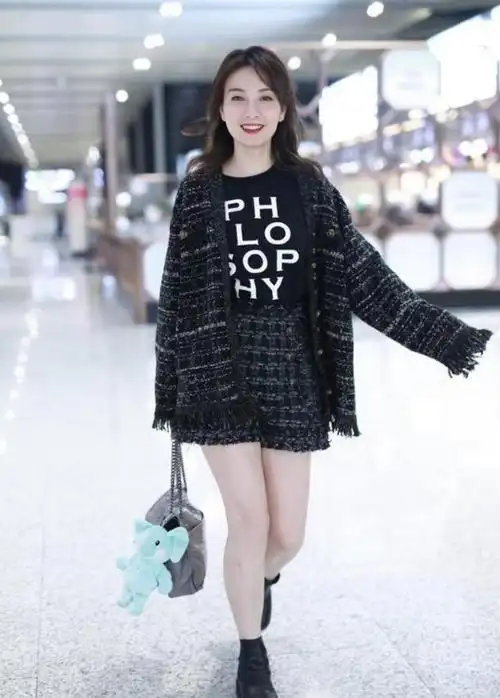 吴昕穿小香风套装现身机场,衣品也太好了,看起来优雅又显贵气