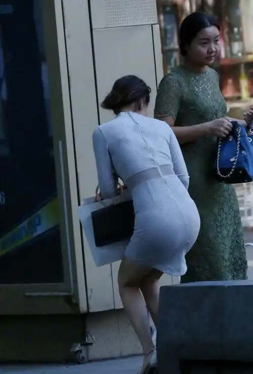 街拍透明薄纱裙的美女不但显得性感迷人让路人大饱眼福