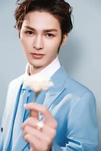 朱正廷新闻191218朱正廷时尚先生盛典红毯造型公开冬日里的一抹天洗蓝