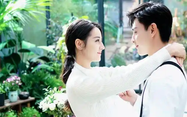 与赵丽颖合作《楚乔传》的时候,邓伦虽然是客串出演,戏份并不多,但