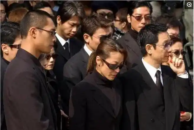 给梅艳芳抬棺的8个人,直击梅艳芳葬礼 - 玉三网