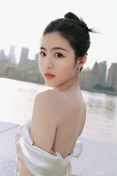 白裙##孙芮浪漫海边氛围照#这条裙子挺适合她的,突显她的身材优势了