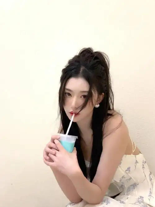 孔雪儿白色印花吊带长裙