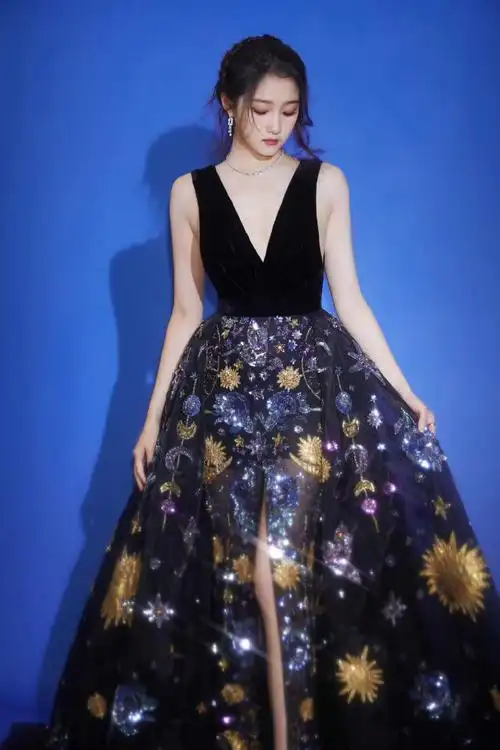 关晓彤开叉刺绣裙##微博视界大会##微博视界大会明星造型