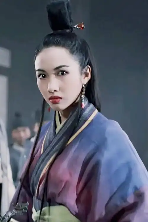 凭借《倚天屠龙记》中的精彩表现,留下了最为经典的一版"周芷若"