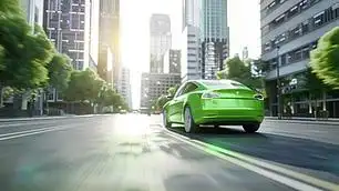 绿色新能源汽车行驶在城市转弯公路上摄影