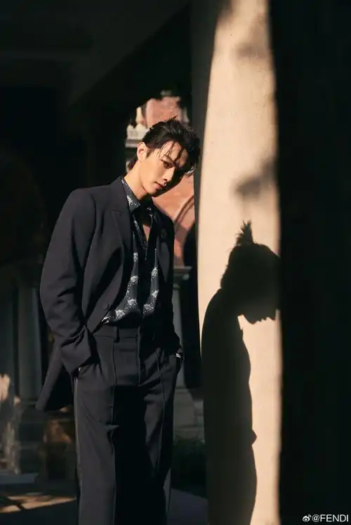 许凯soso身着2023冬季胶囊系列,受邀出席fendi上海恒隆广场限时店活动