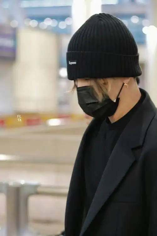 王嘉尔抵达上海#  王嘉尔今日机场路透9615  all black造型好酷