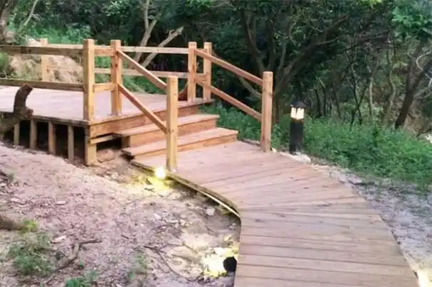 防腐木栈道施工安装:提升户外环境的适用性和美观性