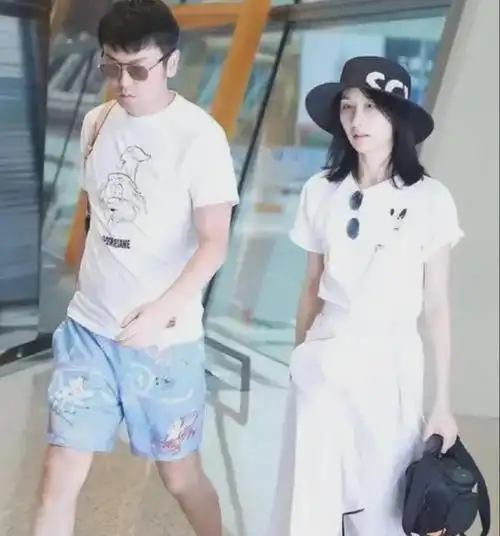 雷佳音夫妇走机场,妻子穿一身白清新似少女,衬得老公好"油腻"