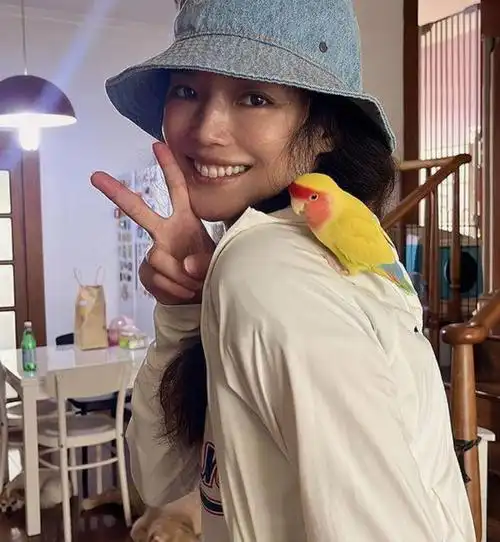 舒淇罕见晒素颜近照,47岁皮肤光滑状态好,对镜比耶甜美可爱