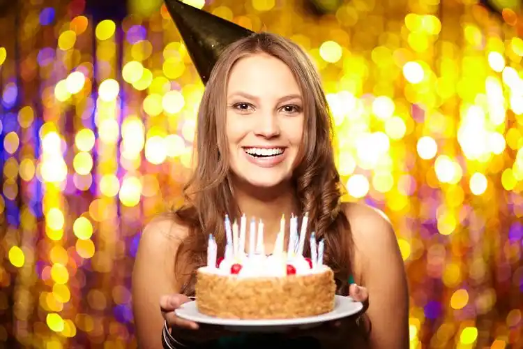 女孩过生日端着蛋糕生日蛋糕微笑高兴快乐