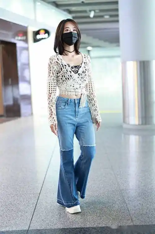 蓝盈莹北京到达,镂空针织衫搭拼色牛仔裤清爽靓丽_机场