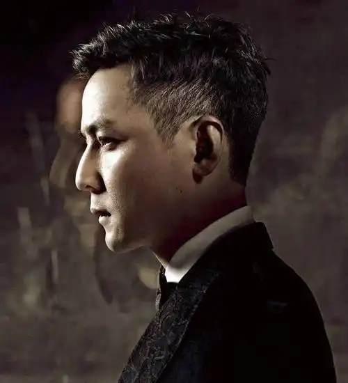 吴彦祖以前很帅,但不久前曝光的照片有点油腻,当时满脸油光,有胡子拉