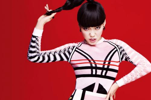 地铁照片吓哭小孩,各种霸屏的吴莫愁,为什么被人彻底遗忘了?