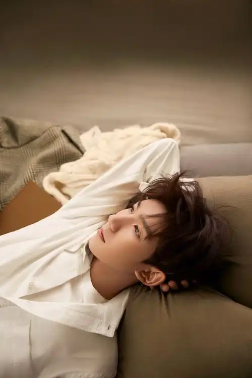 王源白衬衫秋日写真图片26