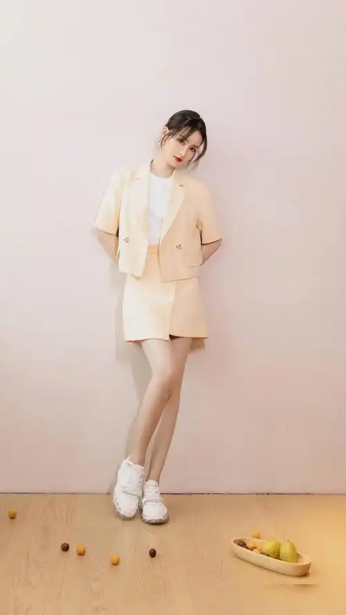 演员李沁,优雅端庄,温柔可人,来看美照吧