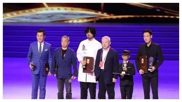 原创金鸡奖表彰仪式王传君穿吊裆裤登台187的身高被穿的矮半截