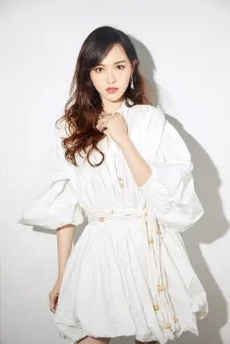 唐嫣亮相2019电视剧品质盛典花苞白裙展现浪漫的波西米亚风格