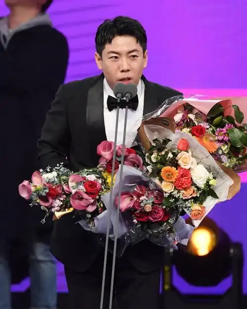 2019年韩国sbs颁奖典礼,running man李光洙等成员获奖