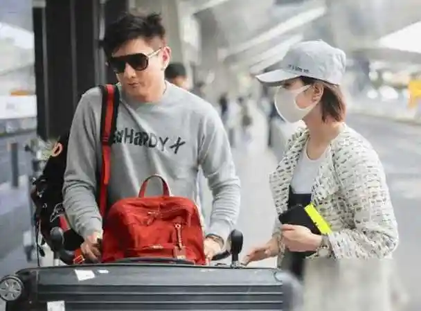 刘诗诗与大17岁老公走机场打扮低调但时髦反衬的吴奇隆略显