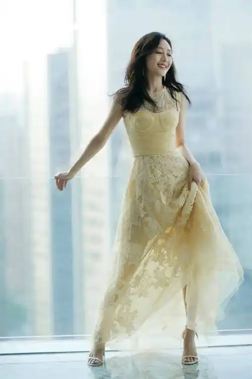 王鸥橘黄色长裙优雅时尚写真_美的_风范_网友