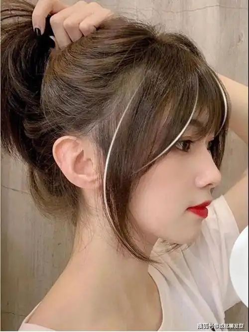把两个额角位置的头发与空气刘海连接起来,形成一个向两侧延长的弧线