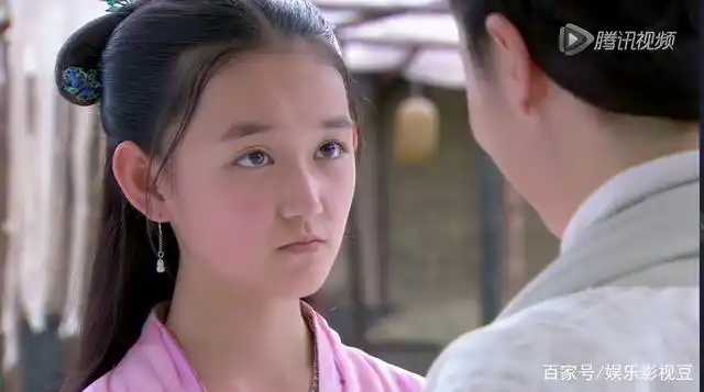 蒋依依在2007年因参演个人首部电视剧《笑着活下去》而进入演艺圈.