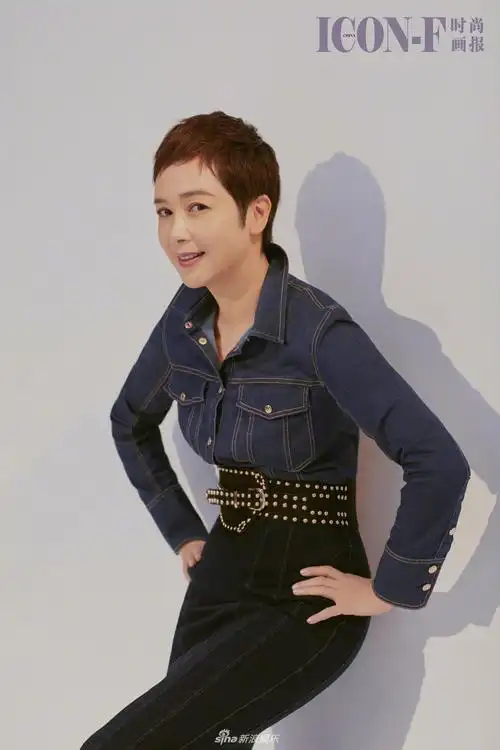 组图:48岁蒋雯丽优雅登封面 高衩裙大秀美腿事业线