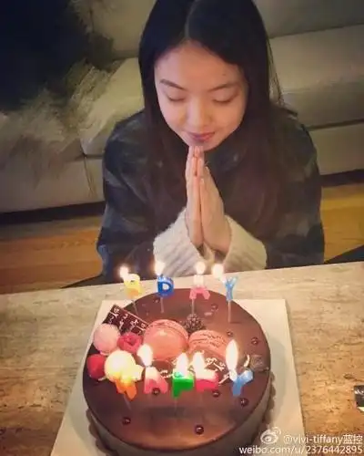 王中磊女儿再晒大长腿黑丝长靴美腿养眼