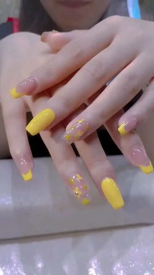 清新黄色系美甲,无敌显白