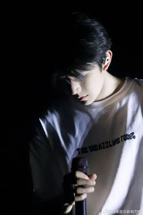 身着2024客厅狂欢主题白t清爽帅气,妥妥邻家哥哥既视感,期待王源明,后