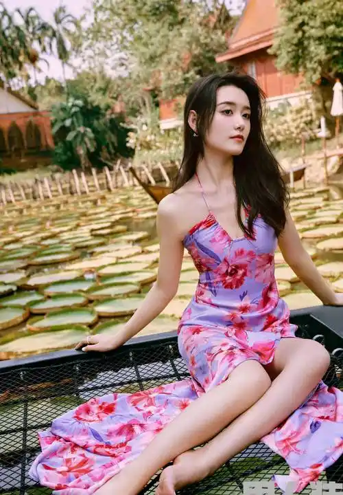 蒋依依《男人装》520点击率,粉红贝壳抹身材搭配短款热裙,演绎少女