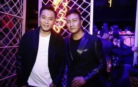 再现蓝宇cp!胡军和刘烨这个合影太甜蜜了