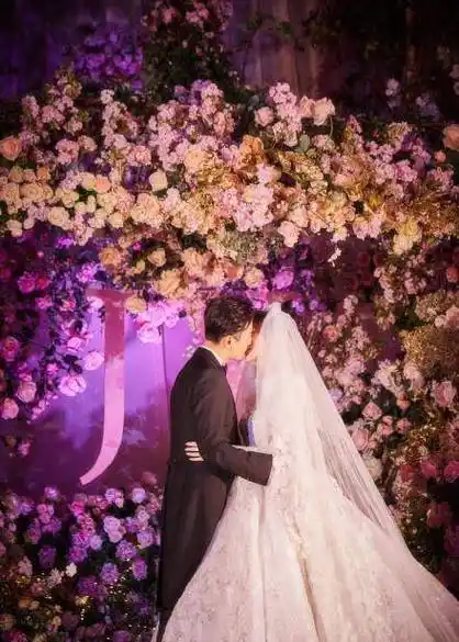 唐嫣罗晋婚礼现场:胡歌与宾客合影,明道牵手红衣美女讲话_王子与公主