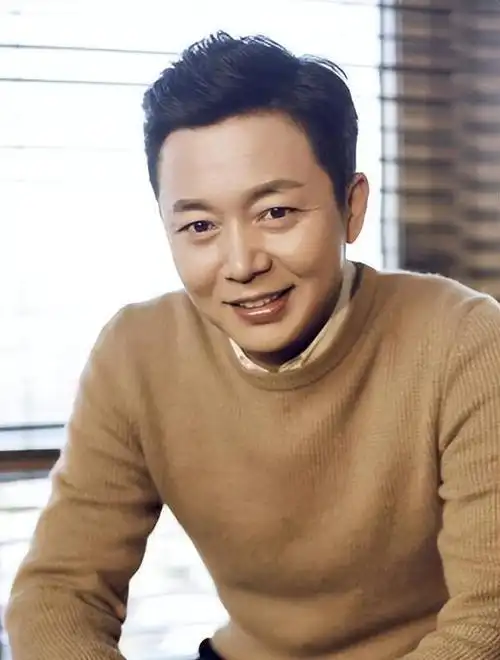 但他的实力可是很厉害的,甚至超过了现在经常在影视剧里看到的张嘉译