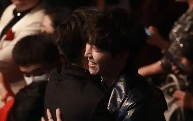 原创npc团粉过年了蔡徐坤小鬼活动现场击掌黄明昊陈立农也在场