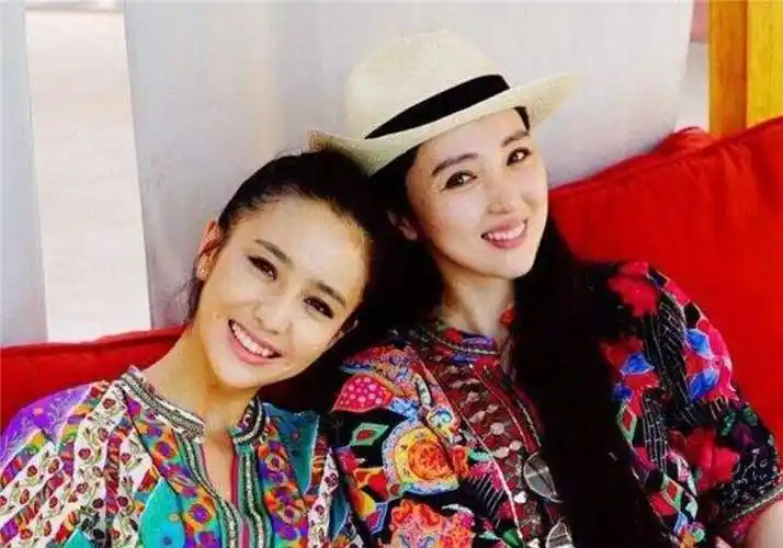 董璇和佟丽娅合照,没有血缘关系却长的如此相似._感情_年龄_照片