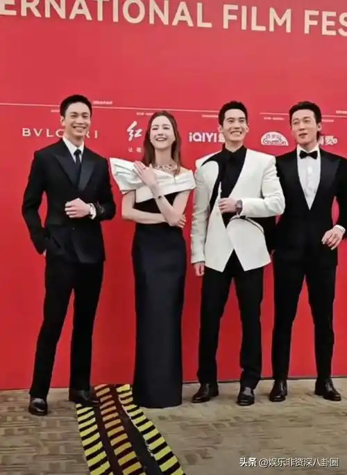 北影节群星亮相,马丽发福高圆圆逆天美,胡歌推游本昌入场太暖心_吴磊