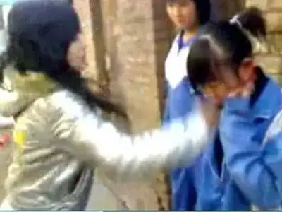 街头女子6分钟打女学生30余个耳光(图)