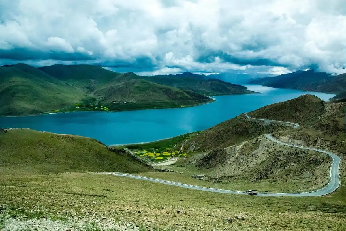 羊卓雍措湖.2020年7月16日,西藏羊卓雍措湖光山色,美不 - 抖音