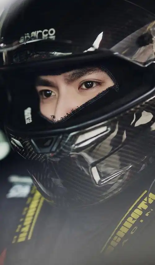 当然,吴亦凡不仅仅是片酬1.2亿的当红明星,也是职业车手.