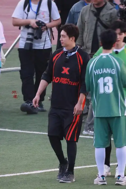 "金牌足球经纪人"71    「好运 今晚见@johnny黄景瑜」    #黄景瑜