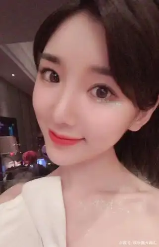 毛晓彤化人鱼妆闪闪惹人爱,一袭梦幻白裙甜美大方超养眼