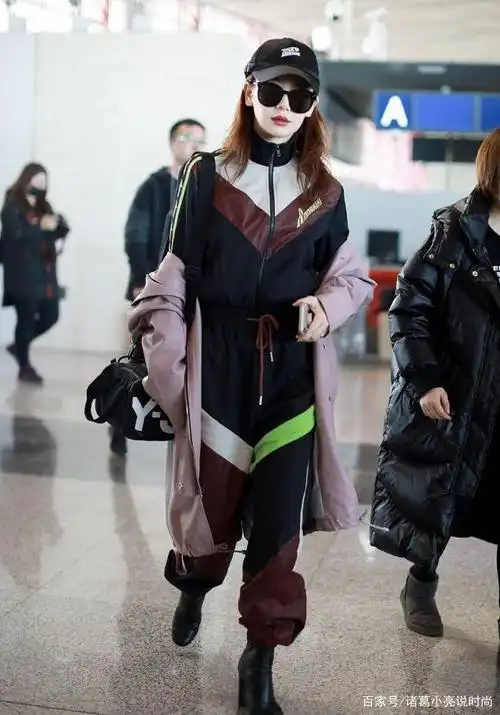 戚薇风衣外套"半脱半穿"显邋遢又琐碎,网友:看着都觉得累